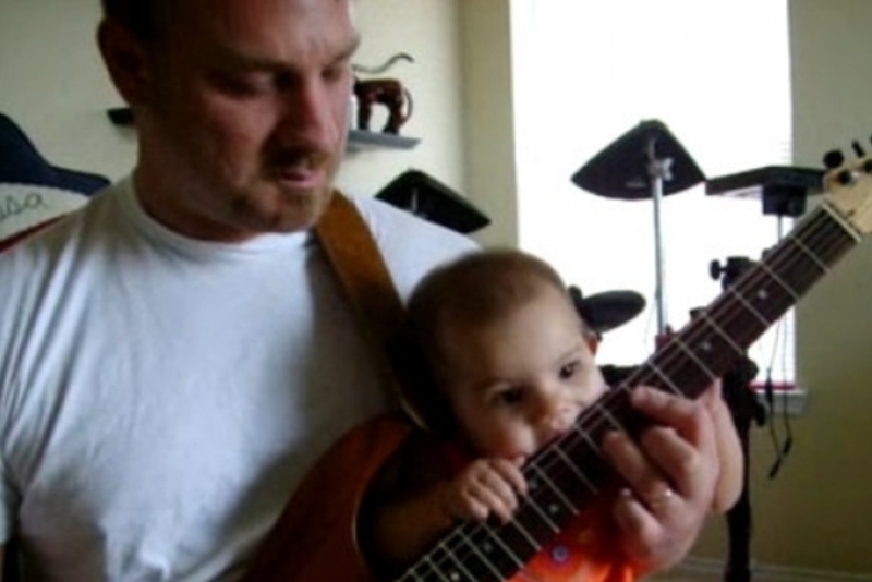 Video: Κοριτσάκι λίγων μηνών παίζει κιθάρα!