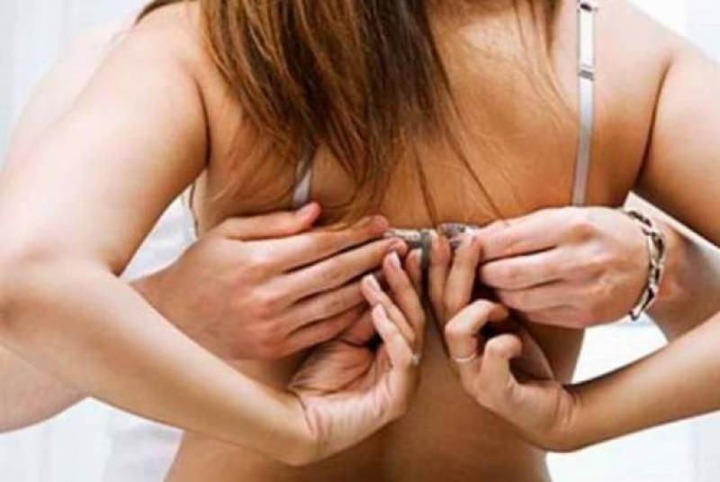 Τον έδεσε από το μόριό του και τον έβγαλε βόλτα!