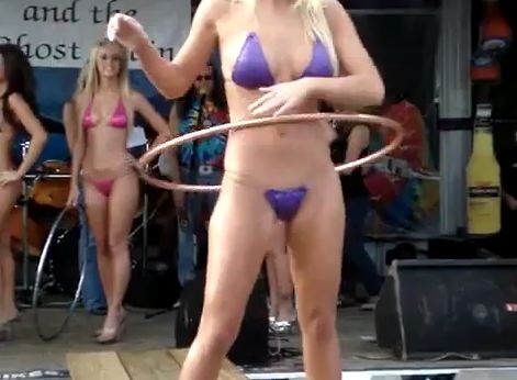 Miss... Bikini Hula Hoop (Video)