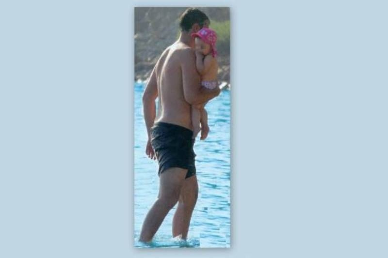 Ποιος Έλληνας μπαμπάς κρατάει με τόση τρυφερότητα την κόρη του;