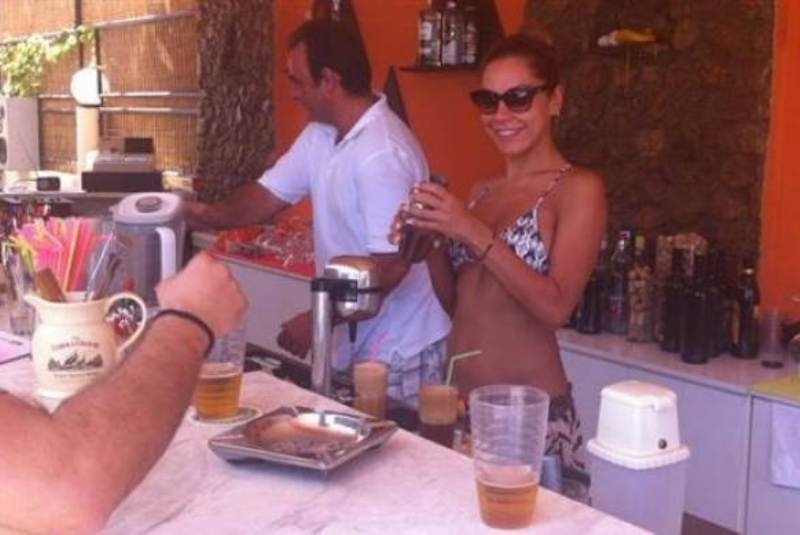 Μαριάντα Πιερίδη: Έβαλε το μαγιό της και έγινε μπαργούμαν! (φωτό)