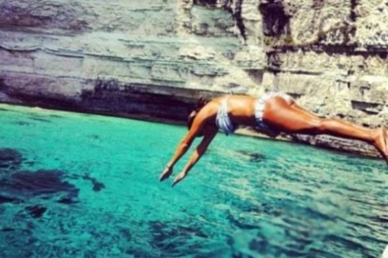 Άφησε το μικρόφωνο και έπιασε τις καταδύσεις
