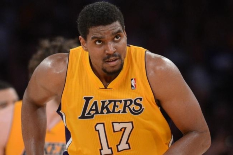 Επέμβαση χωρίς τομή στον Άντριου Μπάινουμ