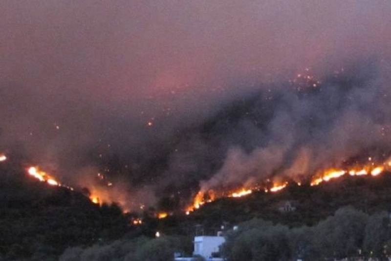 Χίος: Συνεχίζεται για δεύτερη μέρα η μάχη με τις φλόγες