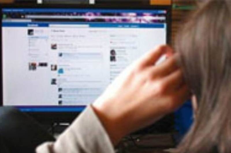 Στρατιωτικός διέσυρε 15χρονη μέσω Facebook