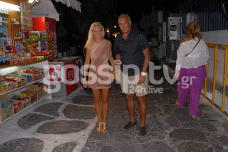 Γκάλης: Βόλτα με την σύζυγό του στα σοκάκια της Μυκόνου