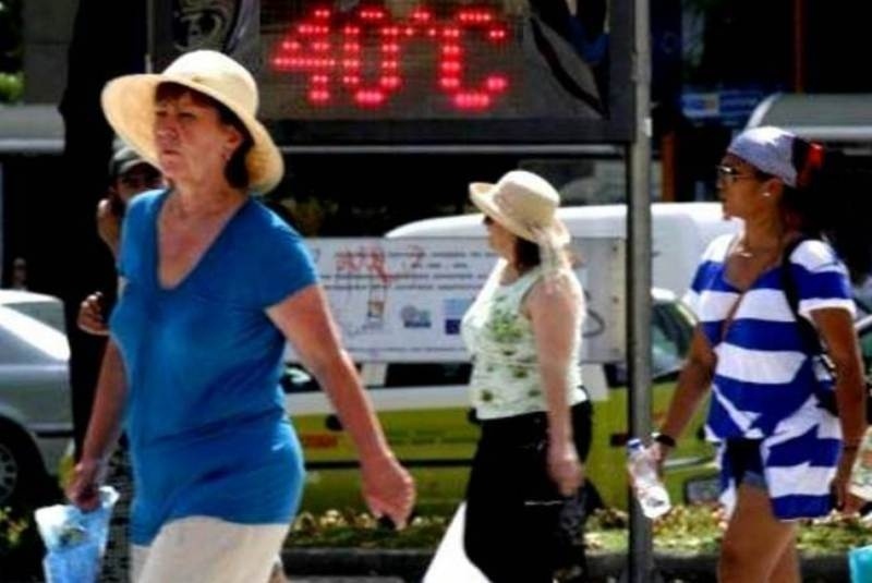 Σε κλοιό καύσωνα η χώρα