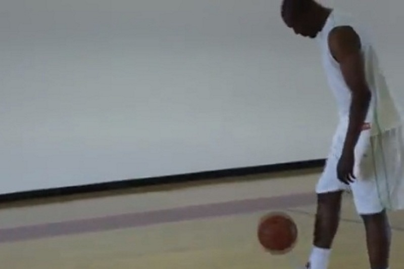 Ο Ολάζουον παίζει ποδόσφαιρο με μπάλα του μπάσκετ! (video)