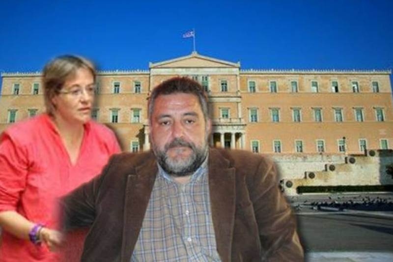 Στα χέρια βουλευτές του ΣΥΡΙΖΑ και της Χρυσής Αυγής