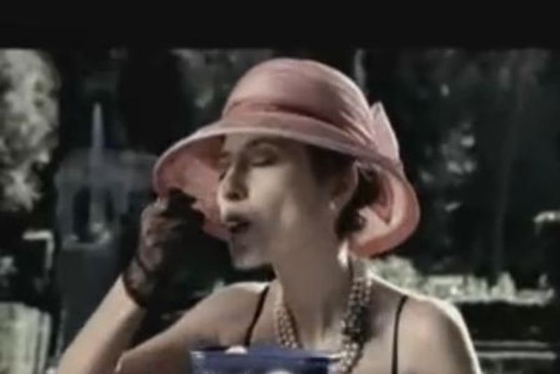 Τι γλείφει η κυρία; (video)