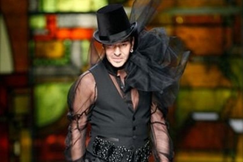 John Galliano: Του αφαίρεσαν το μετάλλιο της Λεγεώνας της Τιμής