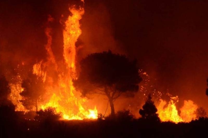 Μάχη με τις φλόγες σε όλη την χώρα