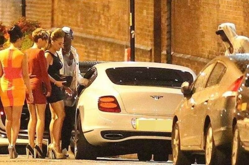 Ο Μπαλοτέλι και τα... τρία κορίτσια του (photos)