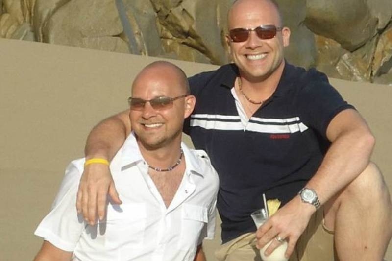 Gay ζευγάρι μηνύει αεροπορική για χρησιμοποίηση του δονητή τους