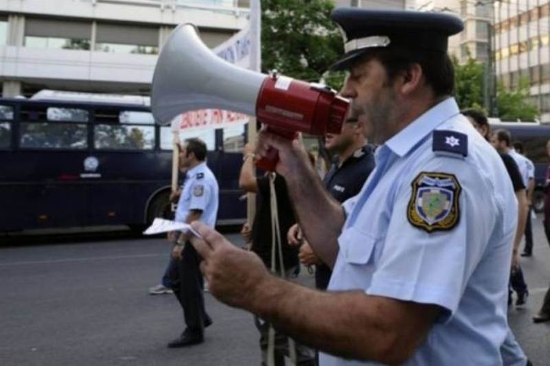 Στους δρόμους οι ένστολοι