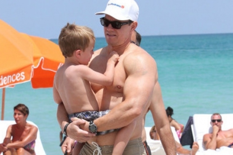 Wahlberg: «Ο γιος μου θέλει να παραμείνω… φουσκωμένος»