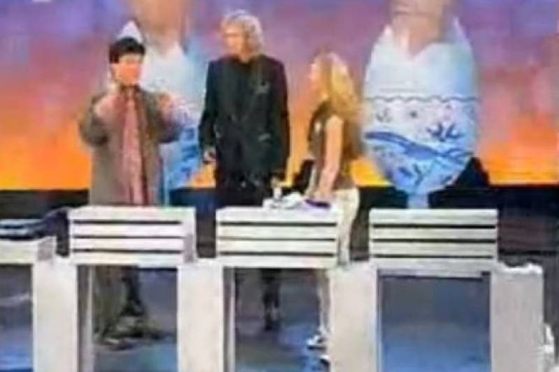 Δείτε τι... σπάει ο Τσάκι Τσαν κρατώντας ένα αβγό (Video)