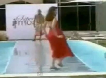 Υγρό ατύχημα: Απρόσεκτο μοντέλο κάνει... βουτιά σε πισίνα!