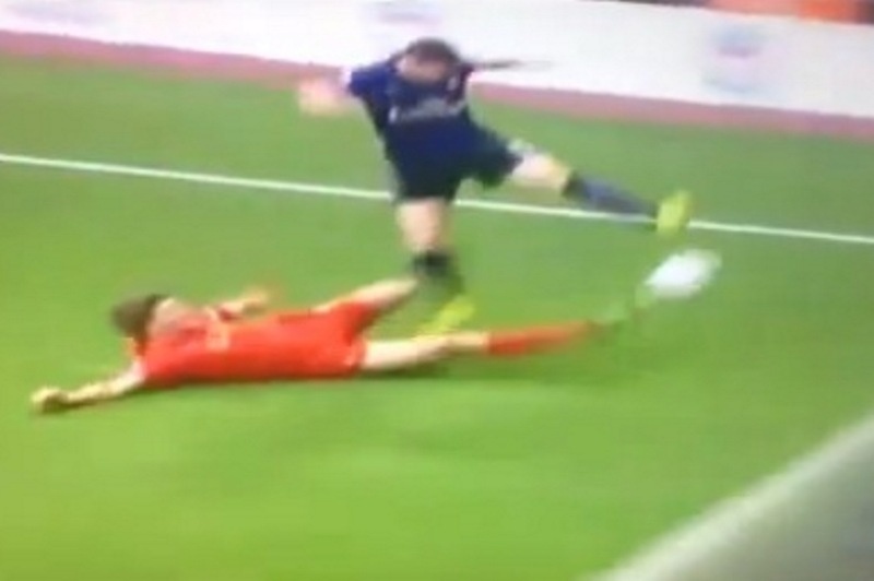 Το τάκλιν του Τζέραρντ που… εκσφενδόνισε τον Βερμάλεν! (video)