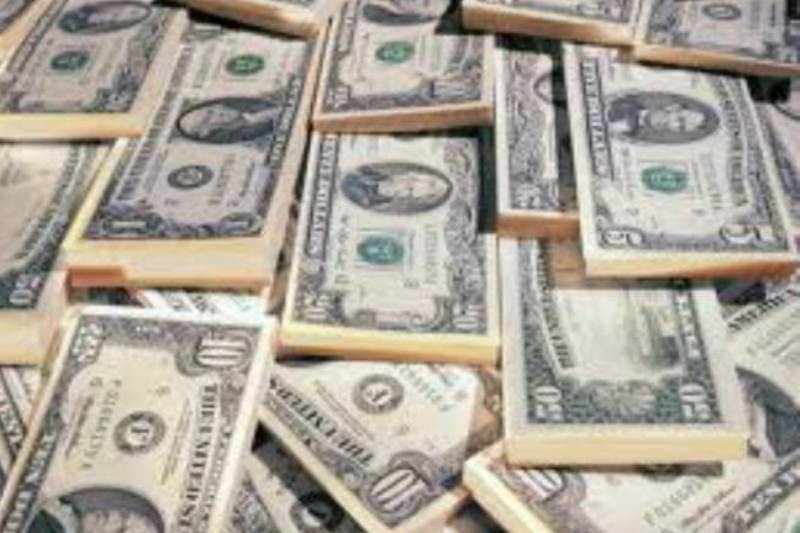Προσπαθούσε να καταπιεί χαρτονομίσματα 50 δολαρίων