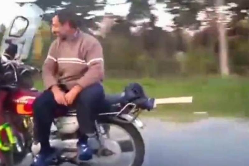 Video: Δείτε πώς οδηγεί την μοτοσικλέτα