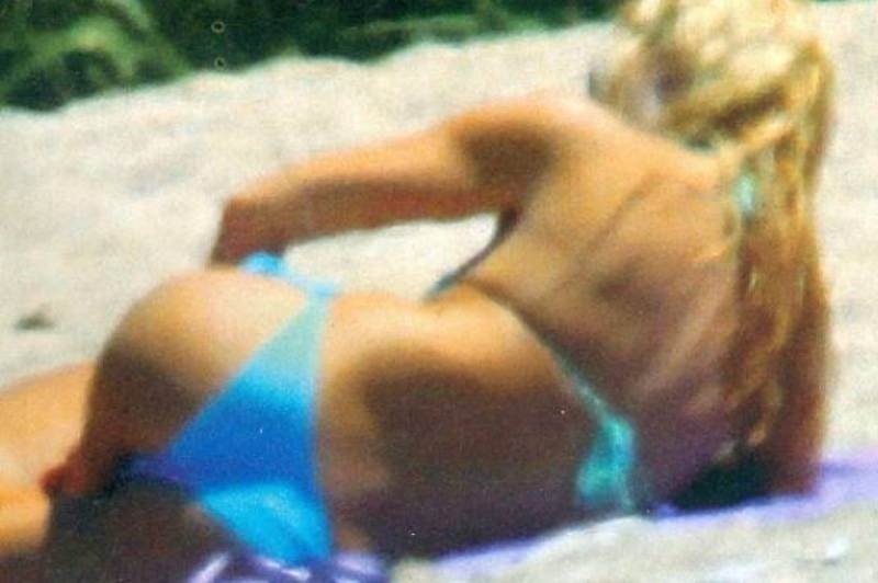 Όταν η Ελένη Μενεγάκη κάνει… ηλιοθεραπεία (photos)