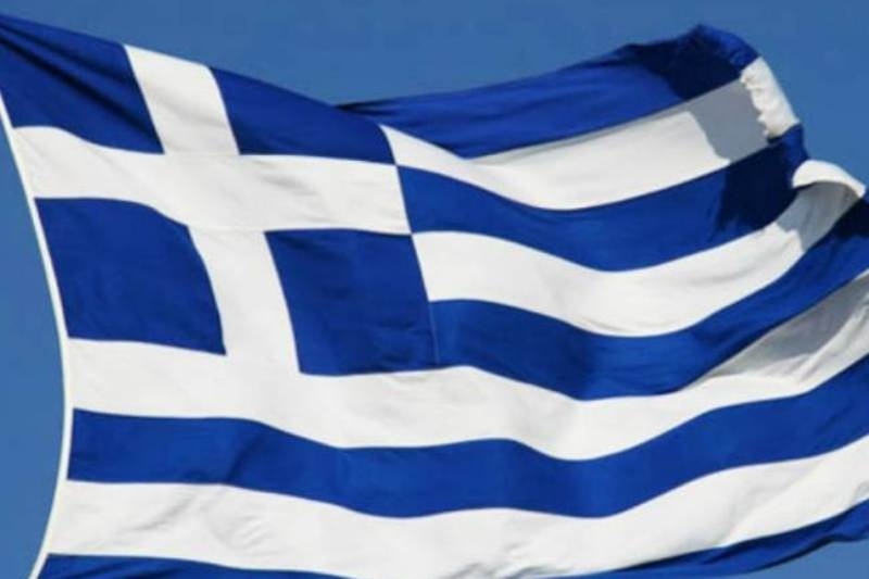 Έγδυσε ανήλικο επειδή είχε στη μπλούζα του την ελληνική σημαία