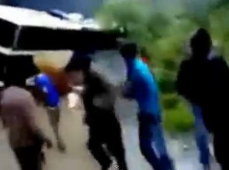 Βίντεο σοκ: Λεωφορείο πέφτει στο γκρεμό μπροστά στα μάτια των επιβατών του!