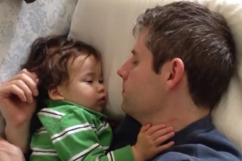 Κοιμάται ο μπαμπάς, κοιμάται και το μωρό! (video)