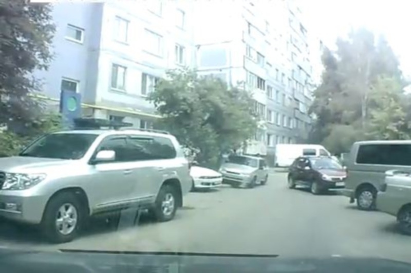 Βίντεο: Ζήτησε βοήθεια να... ξεπαρκάρει και πήγε να τη σκοτώσει