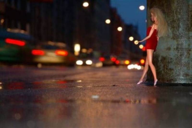 Εξέδιδε τη σύντροφό του!