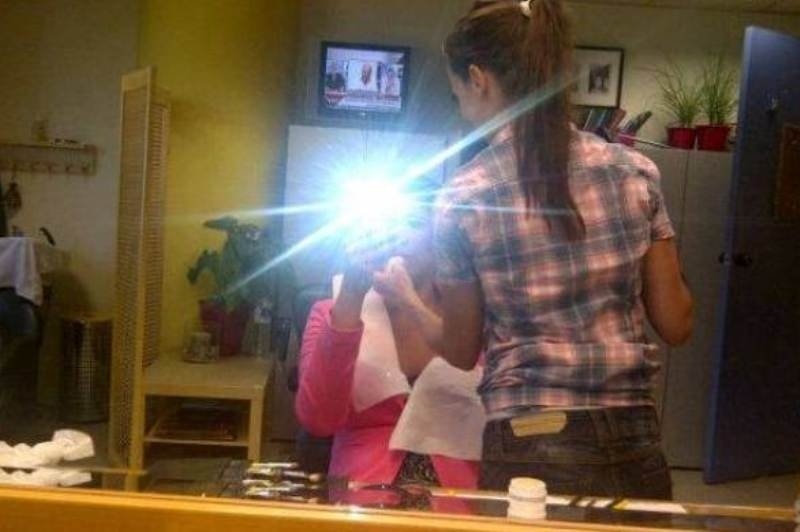 Ποια παρουσιάστρια κρύβεται πίσω από το φλας;