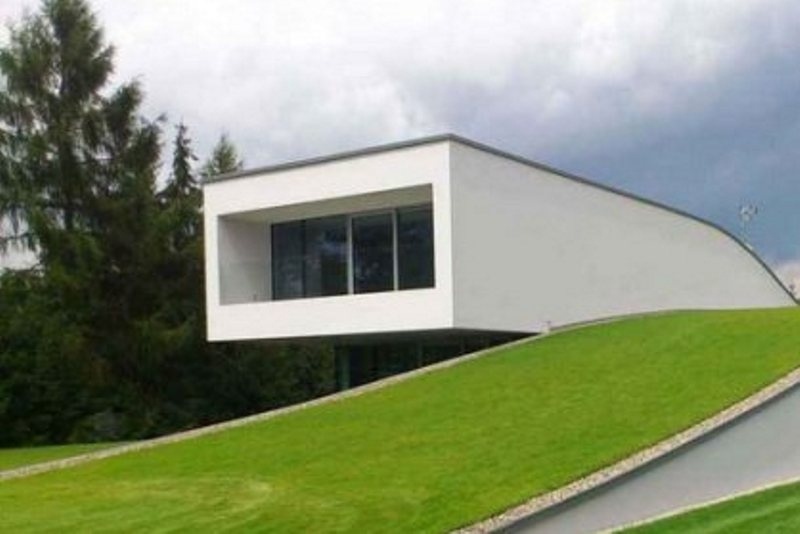 Νέα μόδα: Κατευθείαν στον καναπέ με το αυτοκίνητο