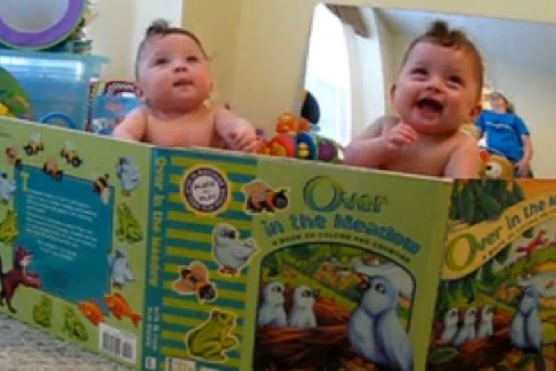 Τι κάνουν τα δίδυμα όταν η μαμά χορεύει;