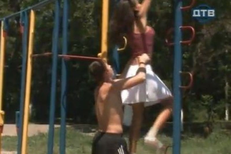 Αντί να τη βοηθήσουν την... ξεγύμνωσαν (video)