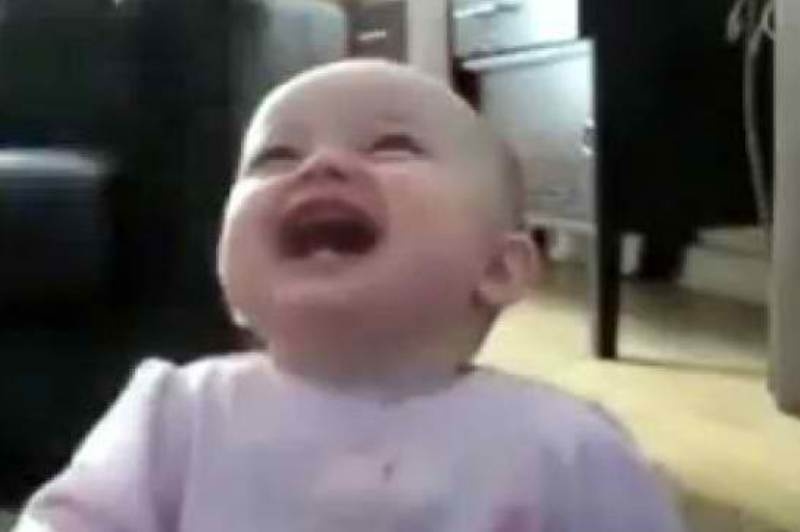 Mε τι ξεκαρδίζεται η μικρή...