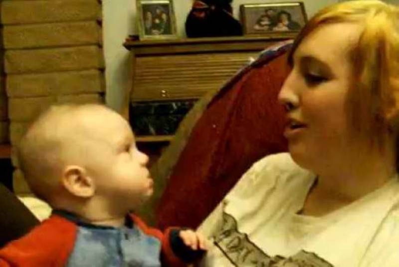 Γελάει με το «sunshine» και τσαντίζεται με το «Lion King»