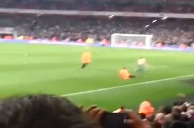 Άρσεναλ: Το... τάκλιν σεκιουριτά στον εισβολέα του γηπέδου (video)