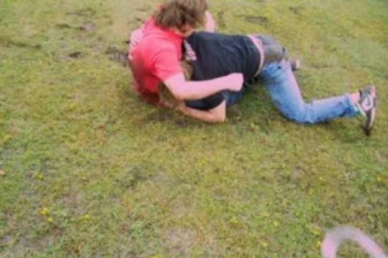 Ξύλο σε νεκροταφείο για τα μάτια μιας γυναίκας!