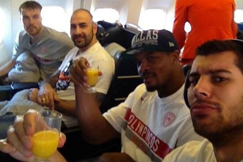 Ολυμπιακός: Τα… ήπιαν στο αεροπλάνο!