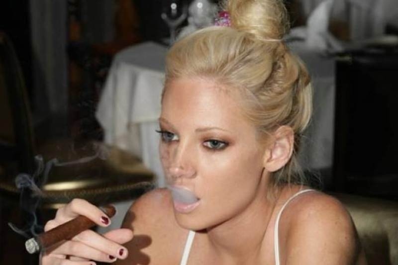 Τζούλια Αλεξανδράτου: Τρυφερά... παιχνίδια με τον αρραβωνιαστικό της!