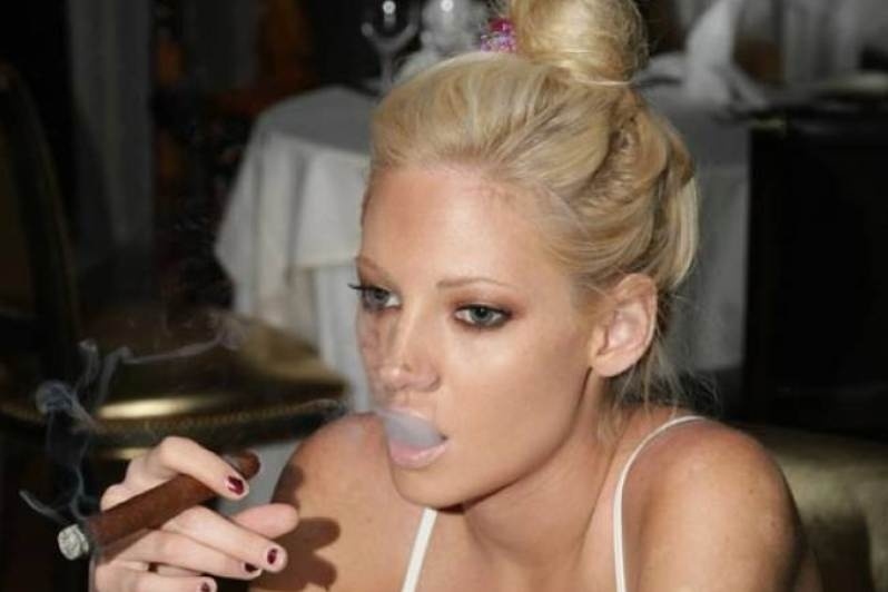 Τζούλια Αλεξανδράτου: Τρυφερά... παιχνίδια με τον αρραβωνιαστικό της!