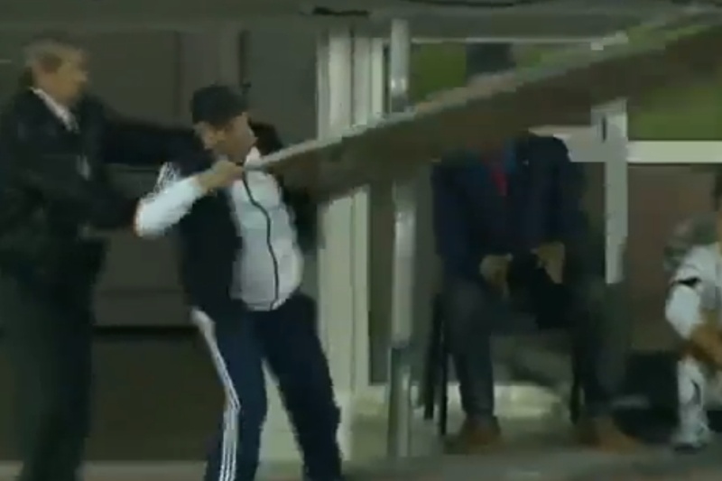 Προπονητής πέταξε... φορείο στο γήπεδο (video)