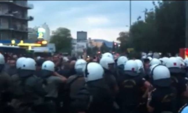 Συμπλοκή της Χρυσής Αυγής με ΜΑΤ!
