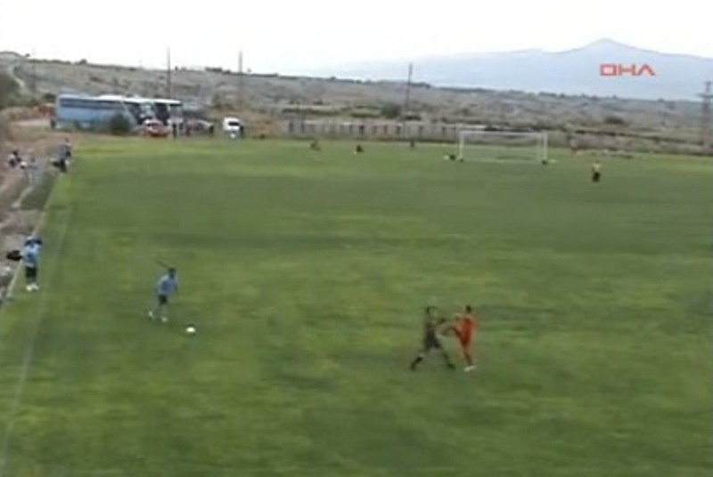 Βοηθός διαιτητή γρονθοκόπησε παίκτη στην Τουρκία (video)