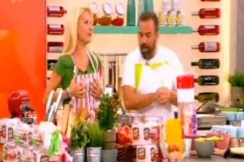 Το σέξι ατύχημα της Μενεγάκη με τη σοκολάτα!