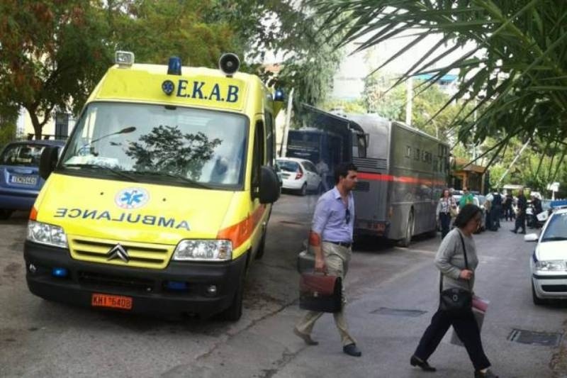 Γυναίκα σκότωσε τον δολοφόνο του γιου της μέσα στα δικαστήρια