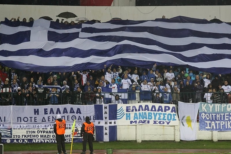 Οι Έλληνες... χορεύουν και στη βροχή! (photos)