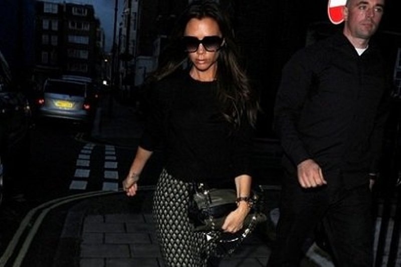Victoria Beckham: το χειμωνιάτικο look δεν ταίριαξε με το μακιγιάζ