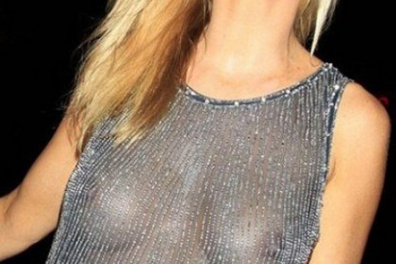 Ποια celebrity πέταξε κάτι πρόχειρο πάνω της και βγήκε έτσι έξω;